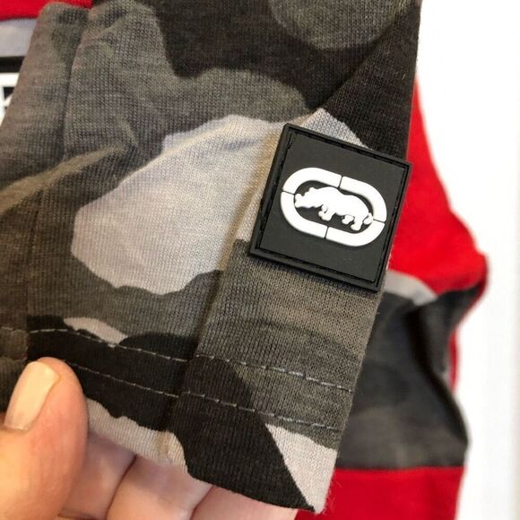 ECKO UNLTD - M Sz XL - NWT Ecko Red Short Sleeve Tee/Black & Gray Camo Detail - Picture 4 of 13